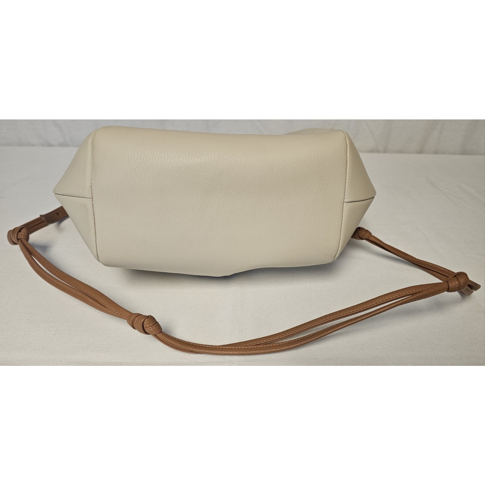 Von Holzhausen Oat & Caramel The Bucket Crossbody Vegan Leather Purse /Bag Cream — image 5 of 8